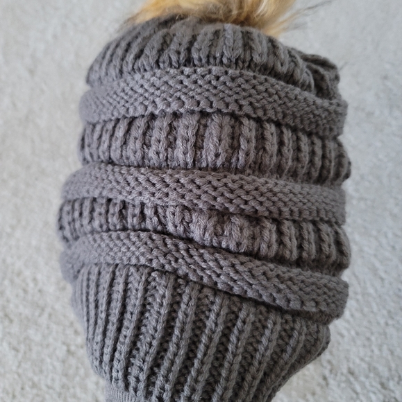 Womens Winter Handcrafted Knit Beanie Hat Cap Headgear Faux Fur Pom Pom Gray NEW - Picture 6 of 10